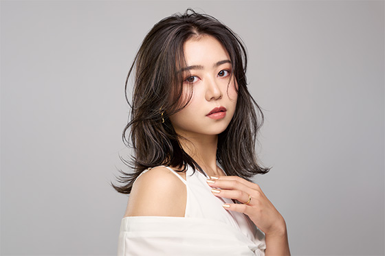 モデル写真　肌なじみとアクセントを両立　立体感ハイライト