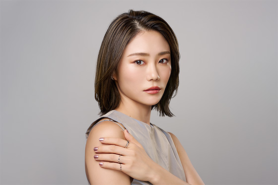 モデル写真　細目チップで魅せる　陰影あやつる大人カラー