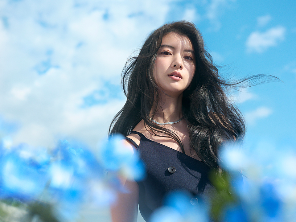 アッシュ系でカラーしたロングヘアの女性