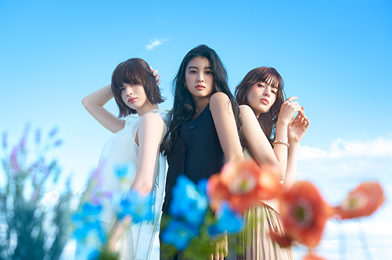 花を前に佇む3人の女性