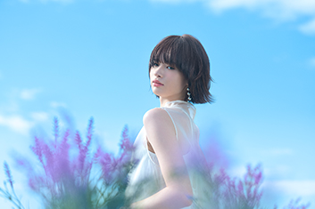 ラベンダー系でカラーしたボブの女性