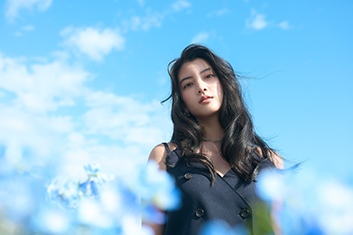 アッシュ系でカラーしたロングヘアの女性