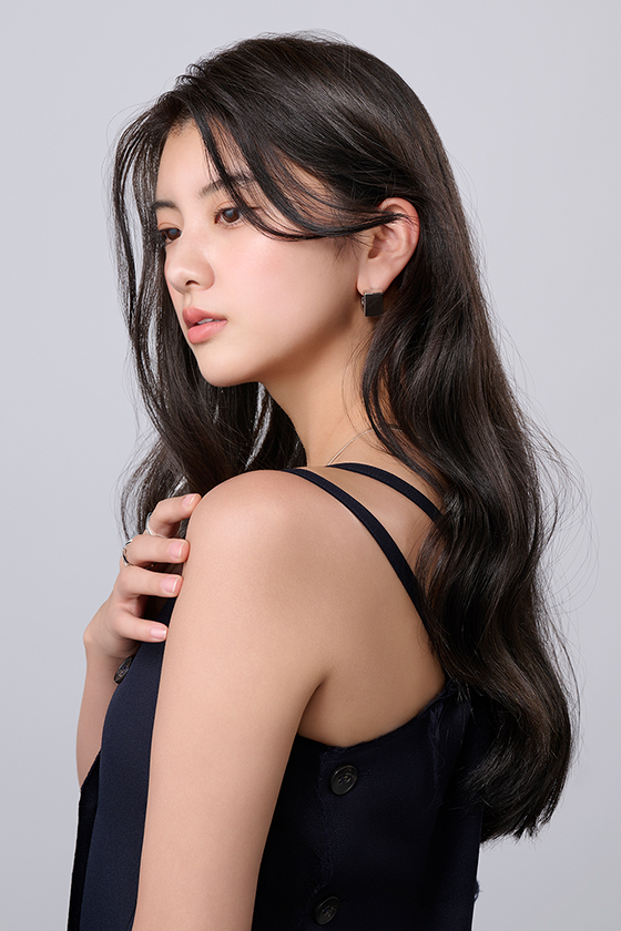 アッシュ系でカラーしたロングヘアの女性