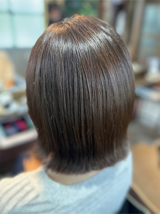 ヘアスタイル画像　おしゃれ染めの仕上がりで白髪をなじませる