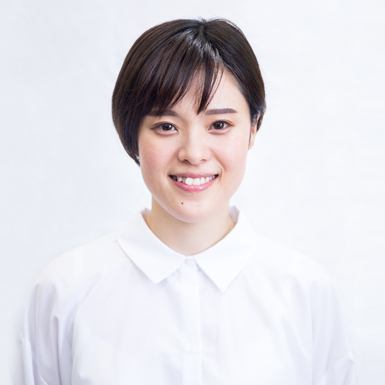 イルミナカラーブロッサムで黒髪卒業する前の看護師モデルのビフォア