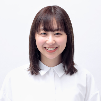 イルミナカラースターダストで黒髪卒業する前の20代女性モデルのビフォア