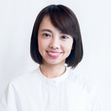 イルミナカラーブロッサムで黒髪卒業する前の40代女性モデルのビフォア