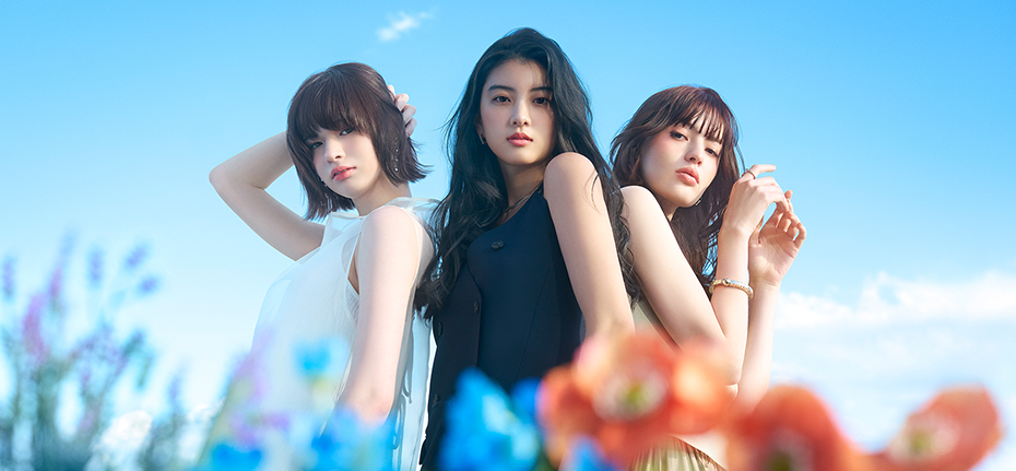 花を前に佇む3人の女性