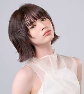 ラベンダー系でカラーしたボブの女性