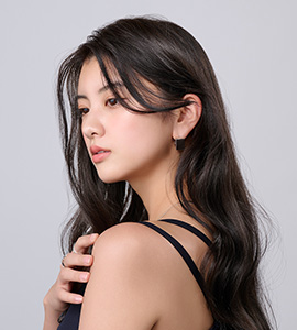 アッシュ系でカラーしたロングヘアの女性