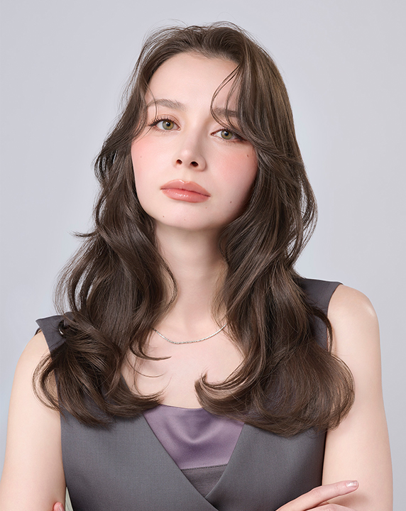 アッシュ系でカラーしたロングヘアの女性