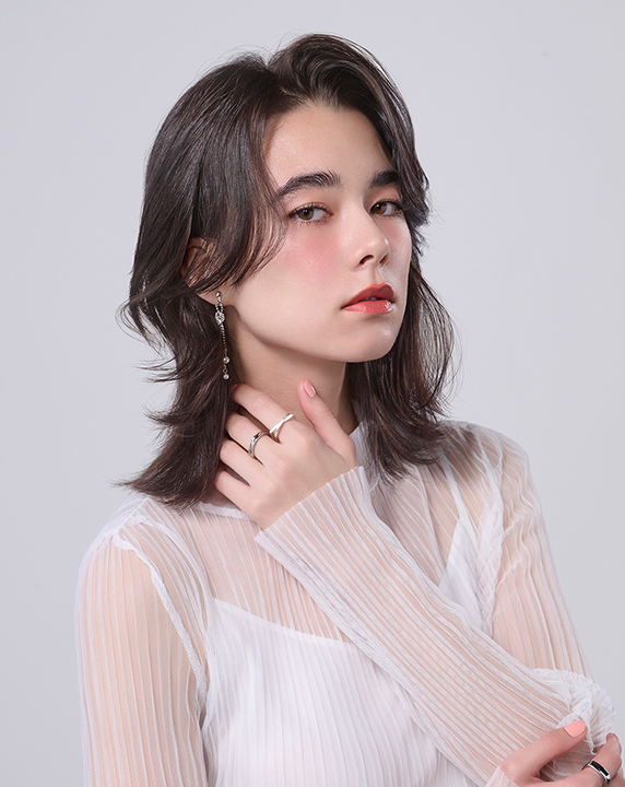 アッシュベージュ系でカラーしたミディアムレングスの女性