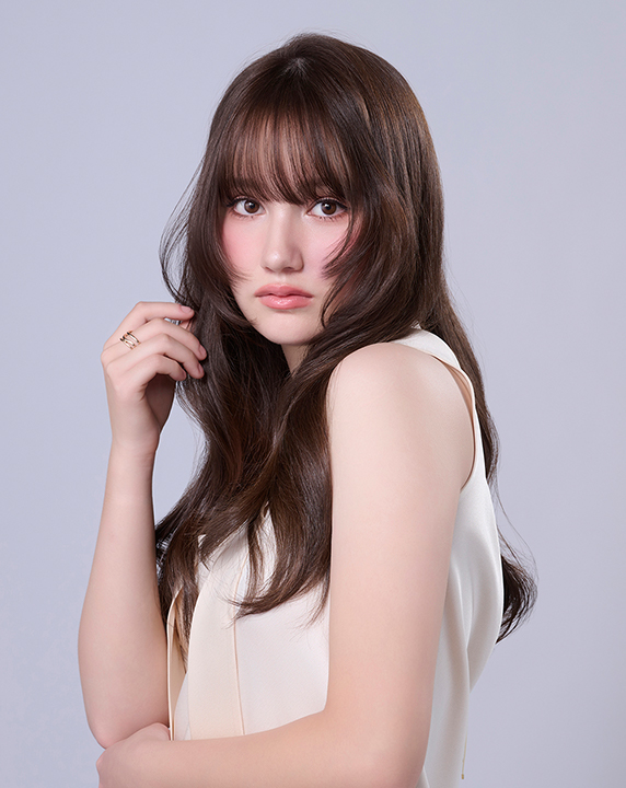 グレージュ系でカラーしたロングヘアの女性