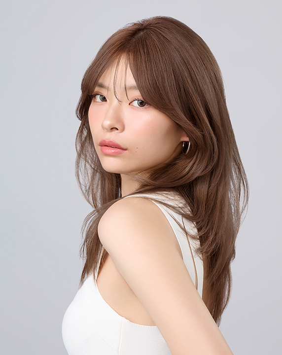 ブラウンベージュ系でカラーしたロングヘアの女性