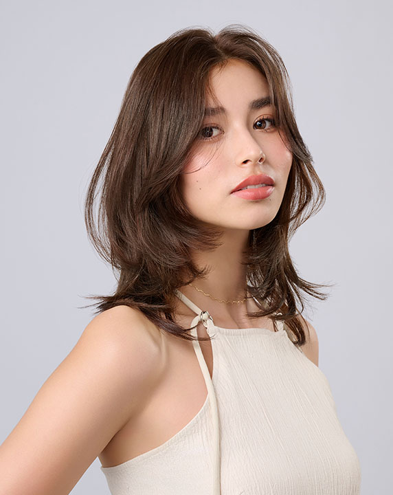 ベージュ系でカラーしたミディアムレングスの女性