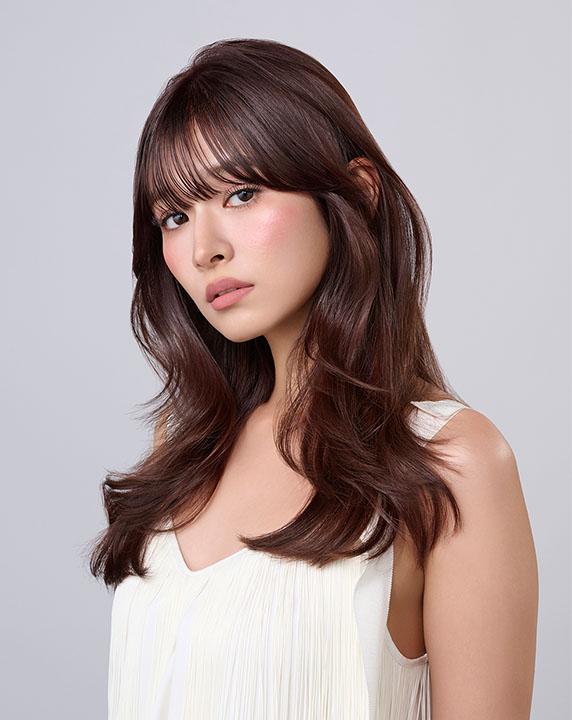 ピンクブラウン系でカラーしたロングヘアの女性