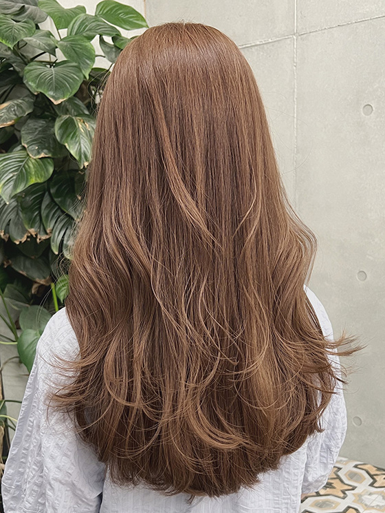 髪色がライトベージュの女性の後ろ姿