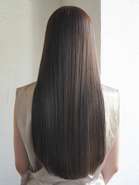 髪色がアッシュベージュの女性の後ろ姿