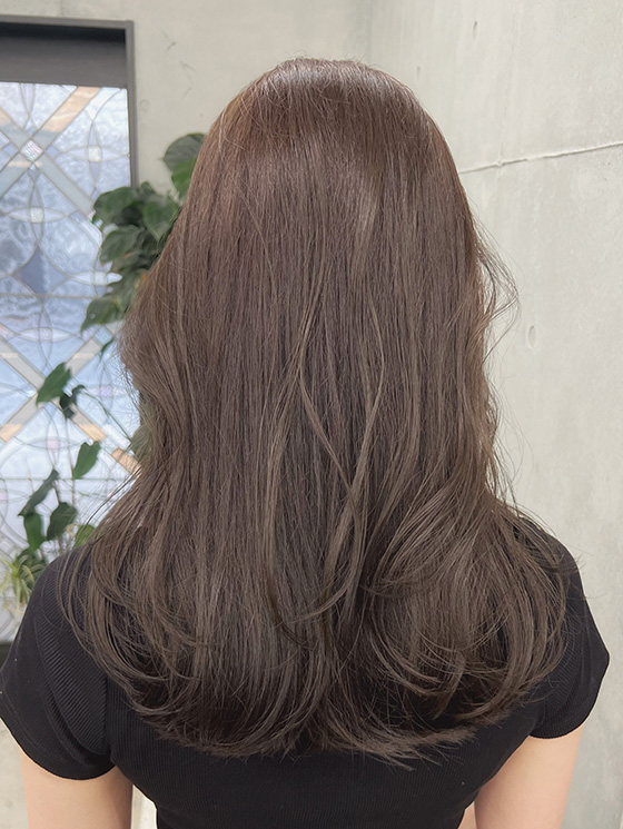 髪色がオリーブベージュの女性の後ろ姿