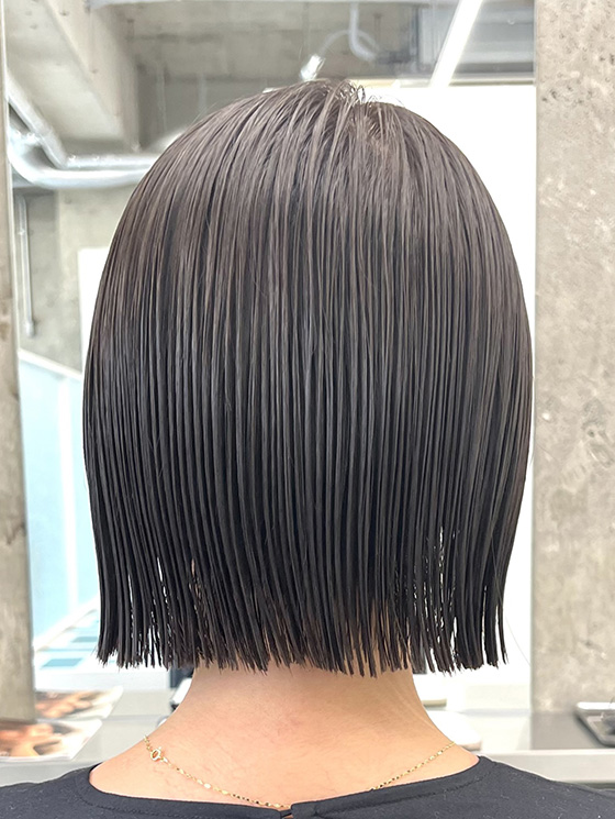 髪色がオリーブアッシュの女性の後ろ姿