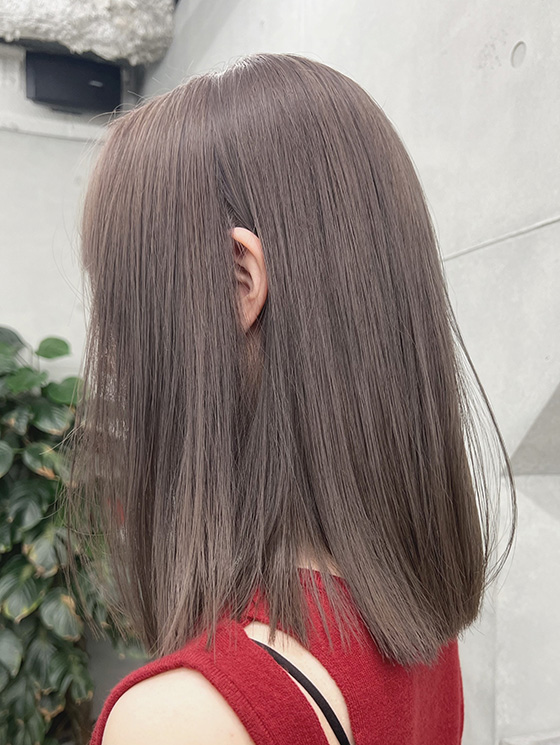 髪色がミルクティーグレージュの女性の横からみた姿