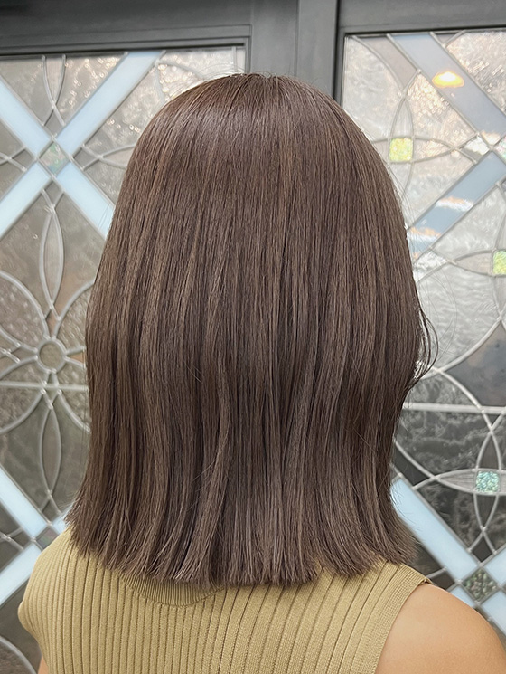 髪色がアッシュグレージュの女性の後ろ姿