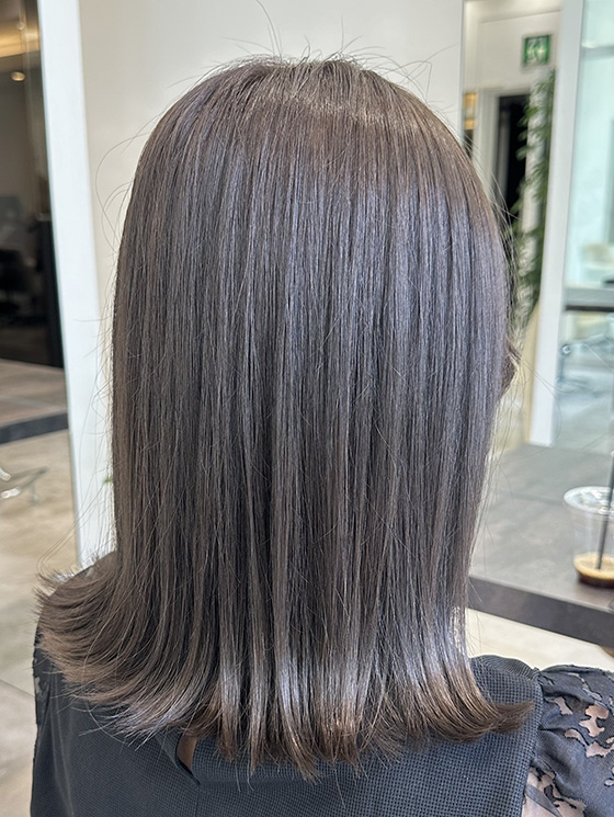 髪色がチャコールグレーの女性の後ろ姿