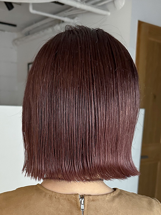 髪色がピンクベージュの女性の後ろ姿