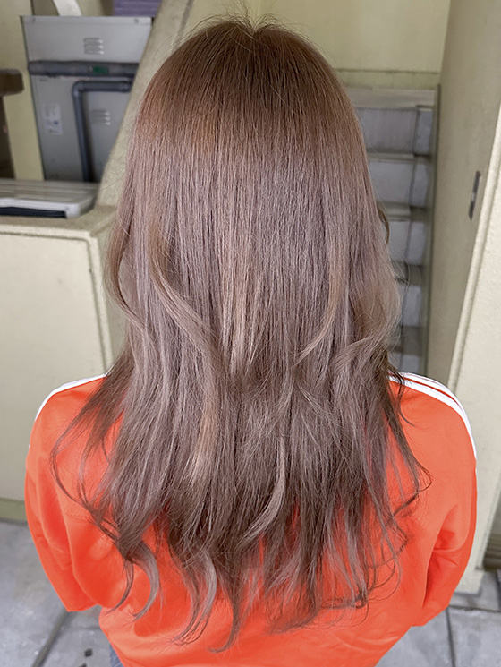 髪色がラベンダーピンクの女性の後ろ姿