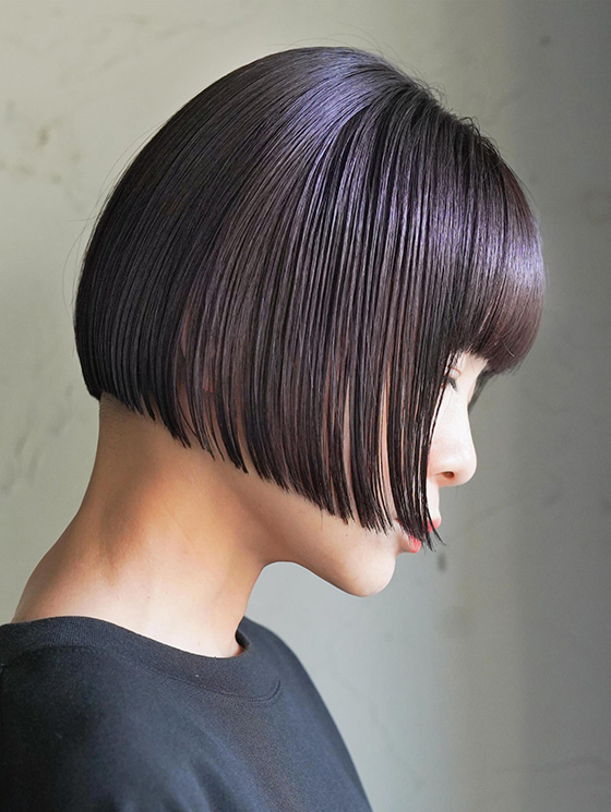 髪色がブラウンパープルの女性の横からみた姿