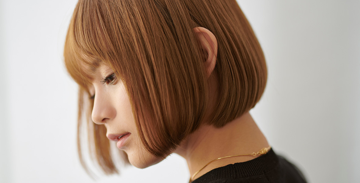 茶髪でショートヘアの女性